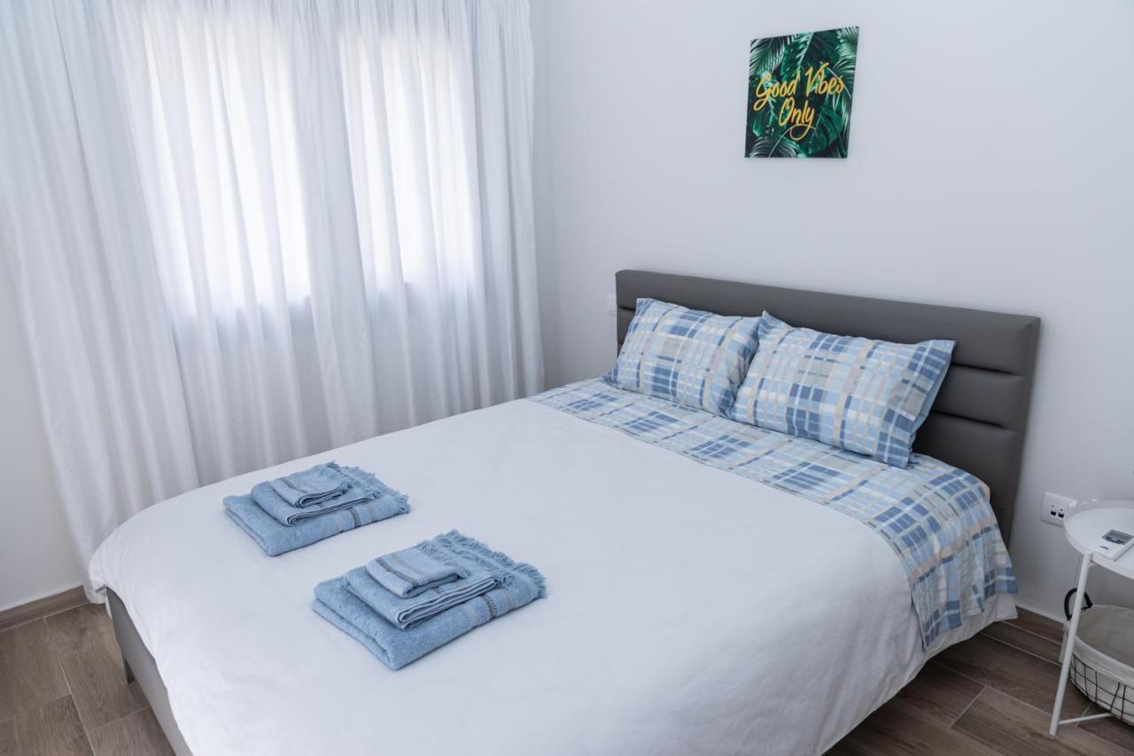 Design Apartment With Swimming Pool Near The Beach เอเธนส์ ภายนอก รูปภาพ
