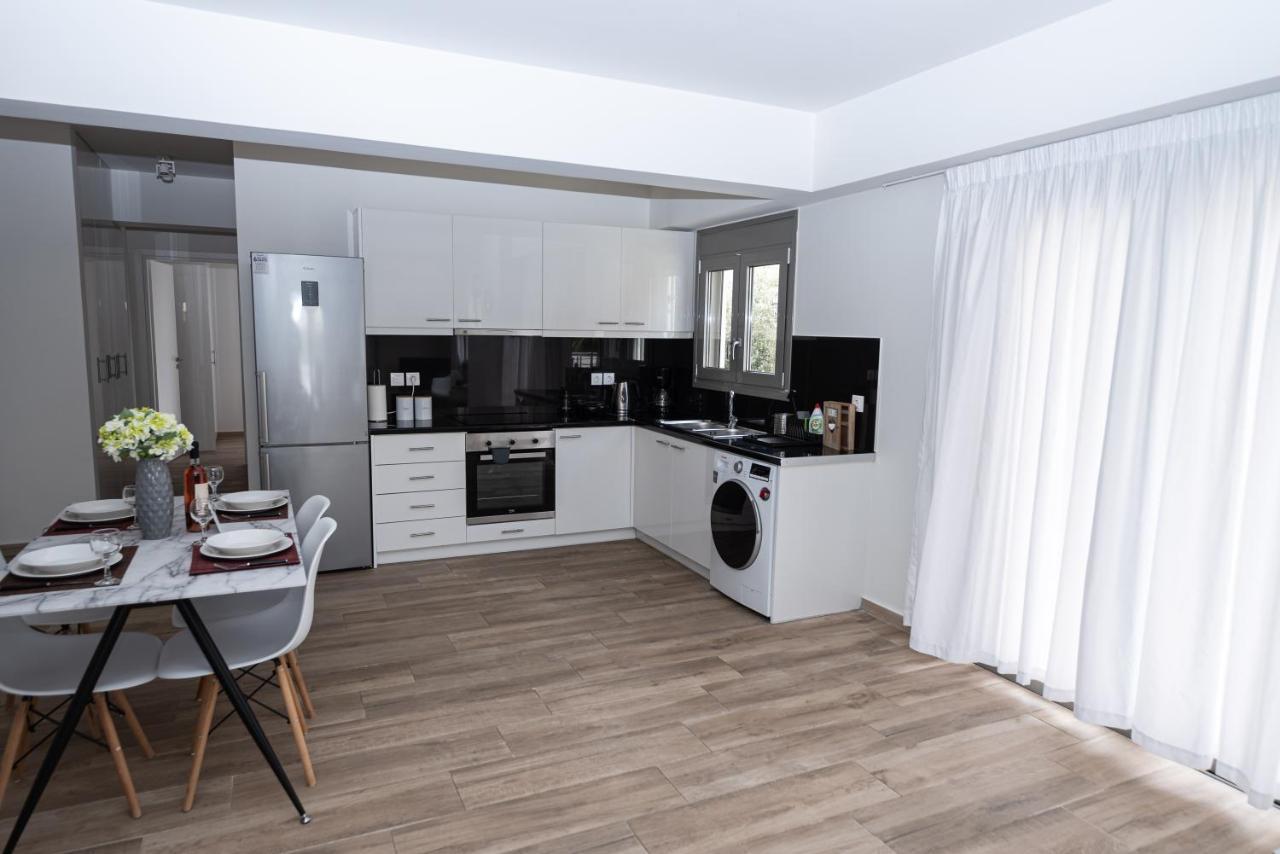 Design Apartment With Swimming Pool Near The Beach เอเธนส์ ภายนอก รูปภาพ