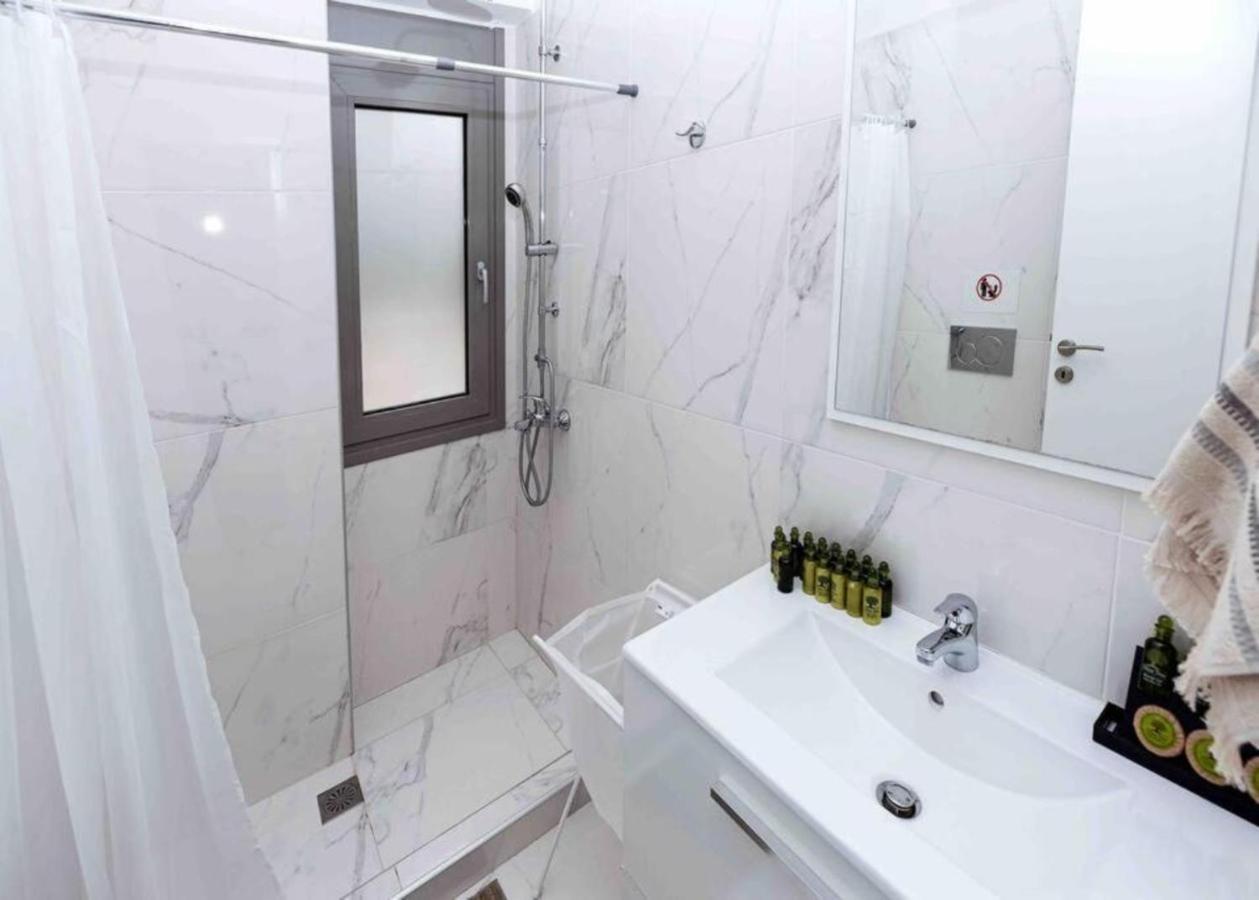 Design Apartment With Swimming Pool Near The Beach เอเธนส์ ภายนอก รูปภาพ